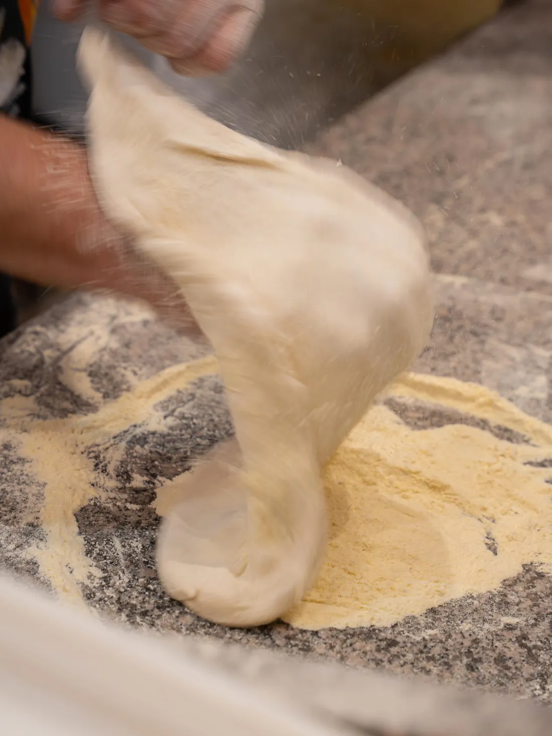 La pâte soulevée et étirée à la main