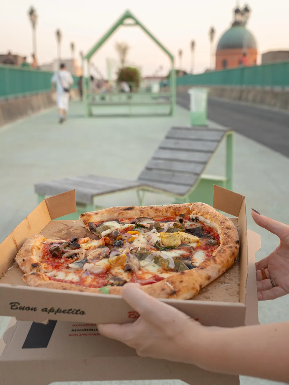 Une boîte ouverte tendue sur les quais aménagés