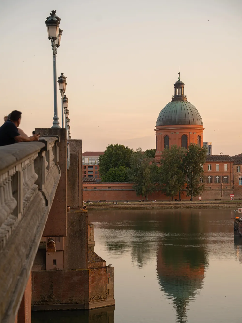 Le dôme de la Grave au coucher du soleil, depuis le pont Saint-Pierre